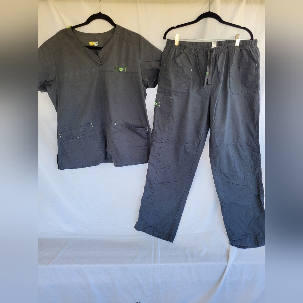 WonderWink Dark Gray X-Large Scrub Set with Green Accents.